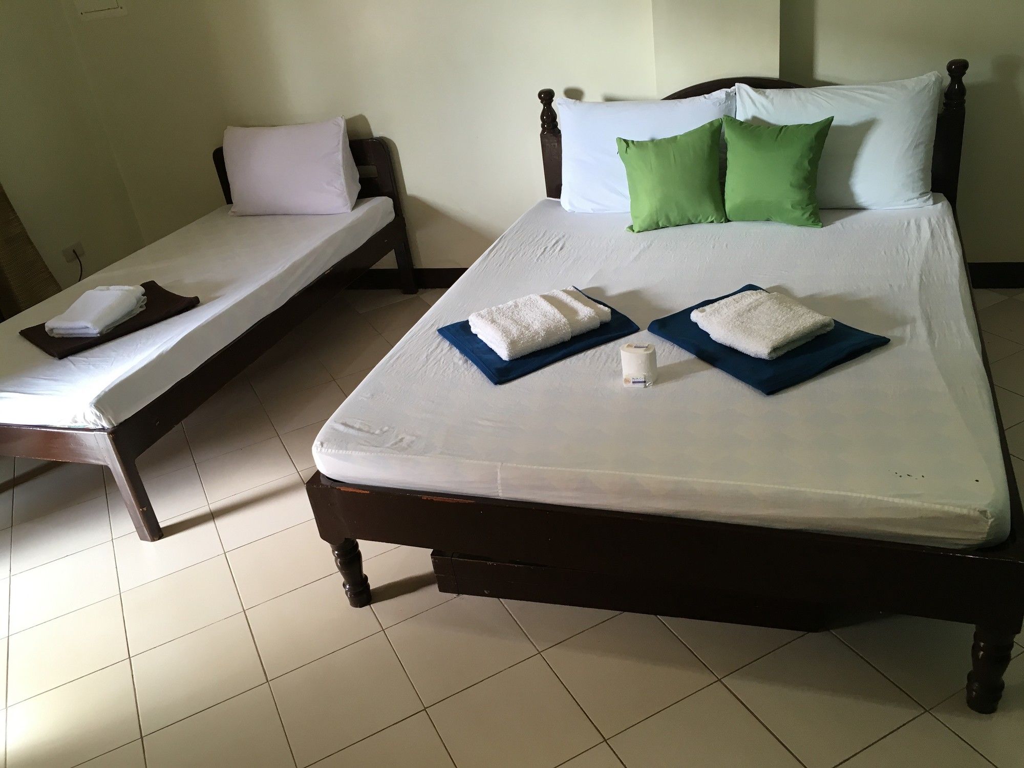 Фото Royal Crown Inn