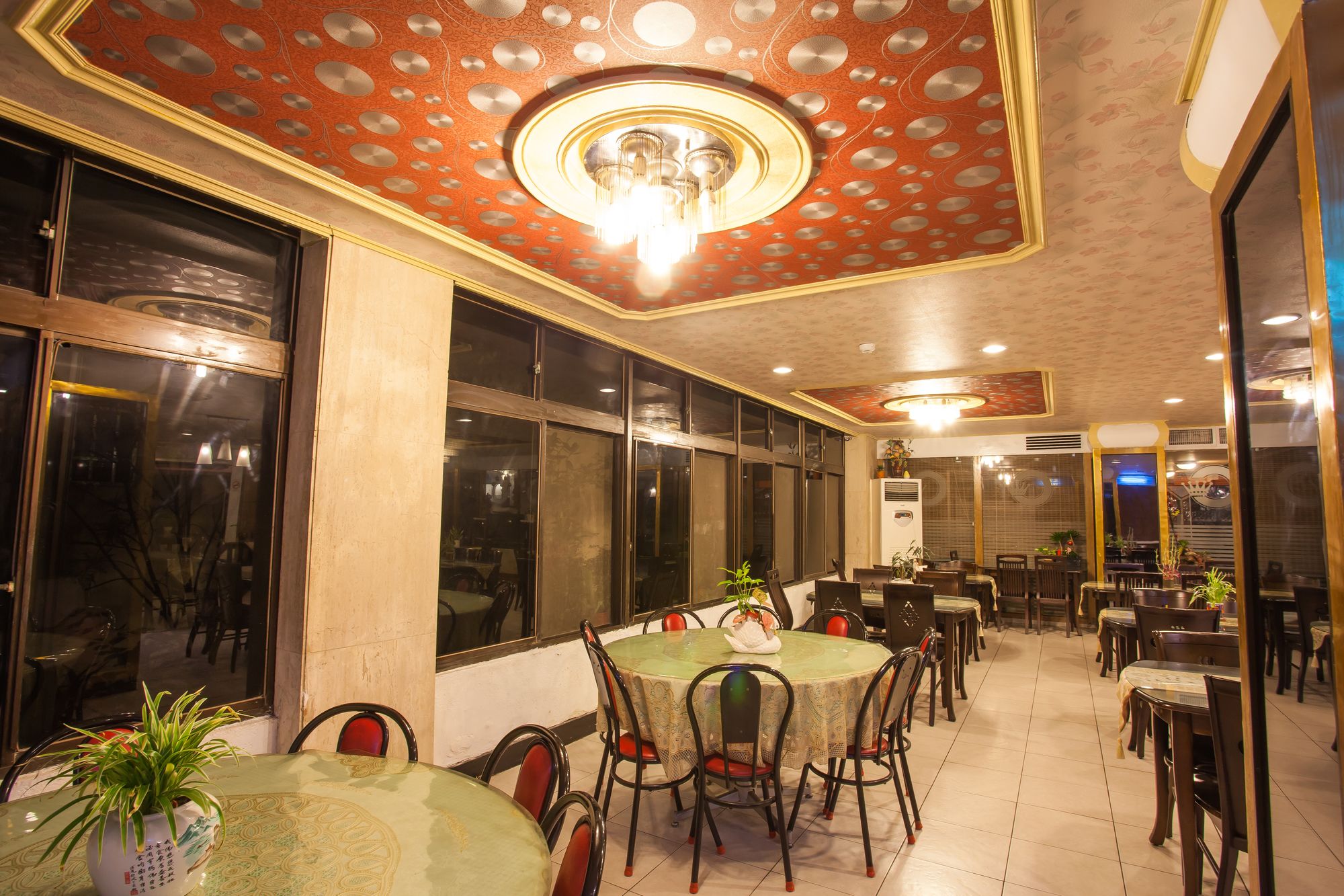 Фото Chiayi Crown Hotel