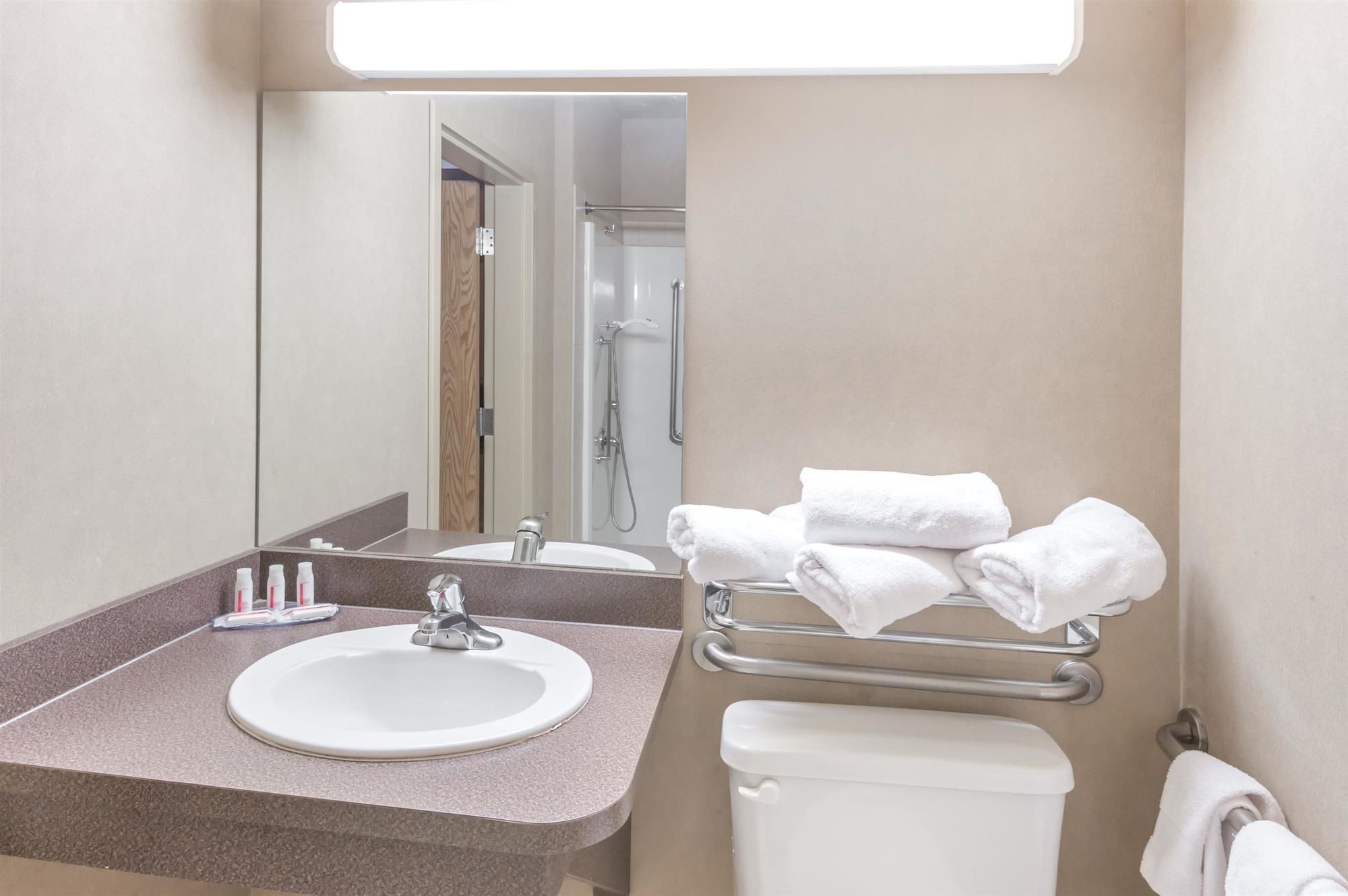 Фото Ramada by Wyndham Airdrie Hotel and Suites