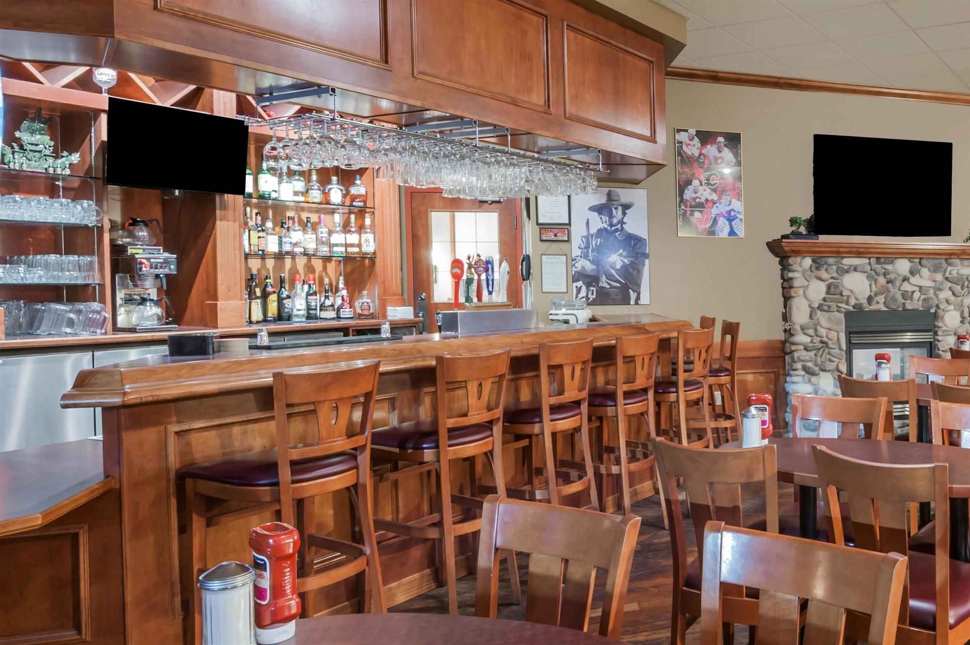 Фото Ramada by Wyndham Airdrie Hotel and Suites