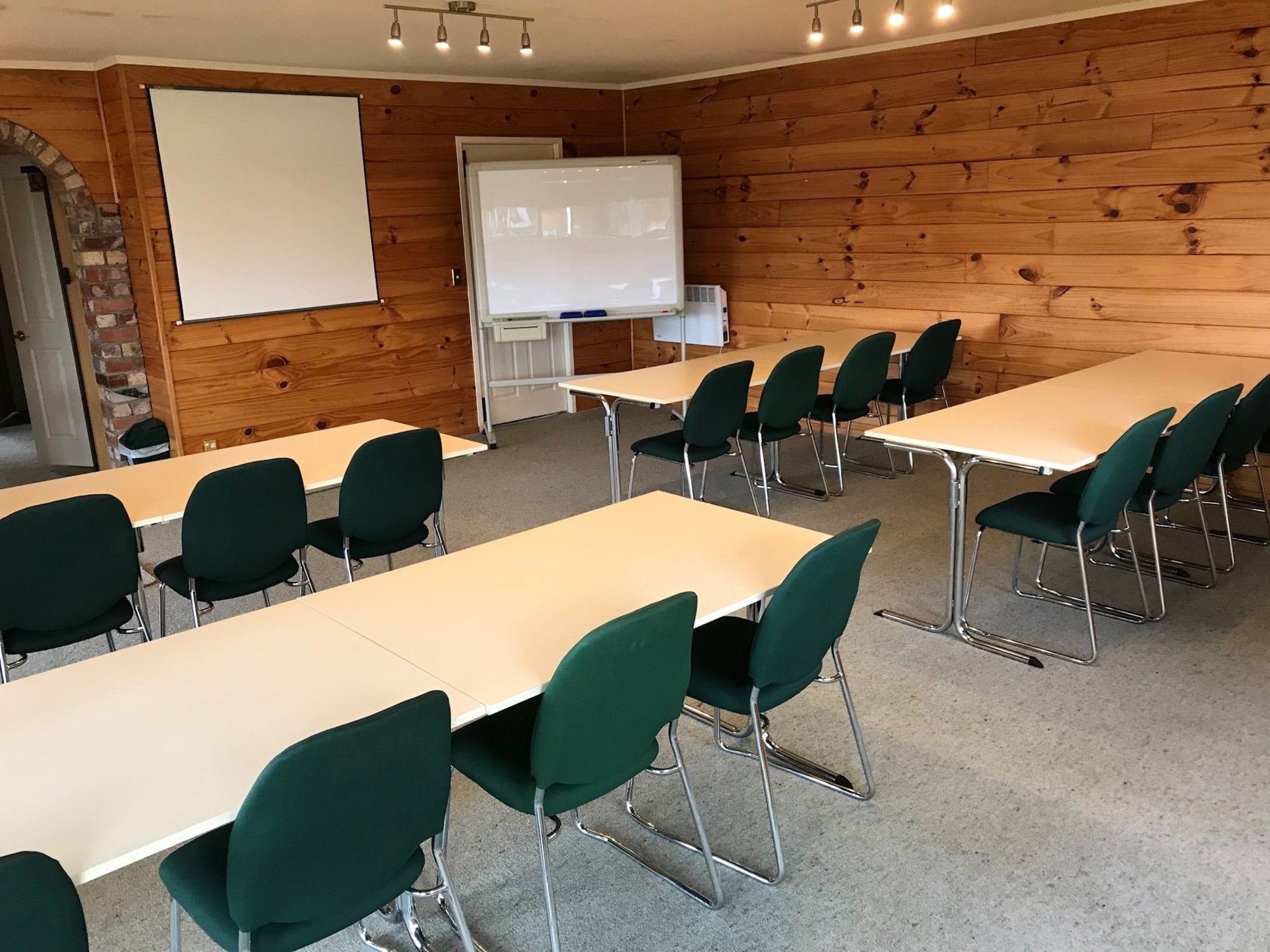 Фото Cedarwood Lakeside Motel & Conference Venue