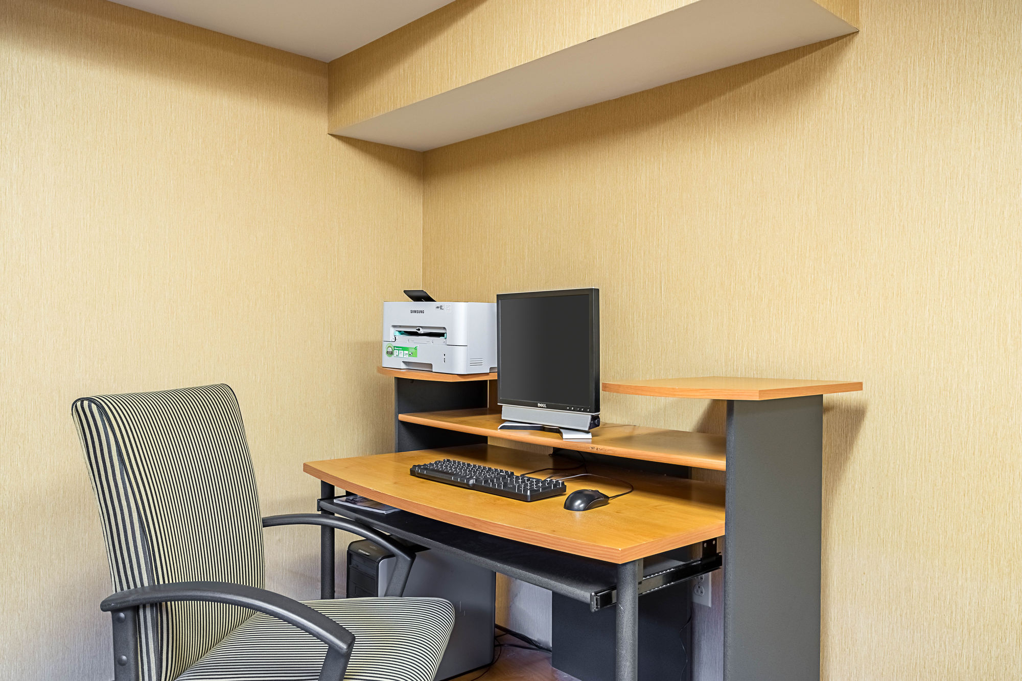 Фото Red Roof Inn & Suites Wilmington - New Castle