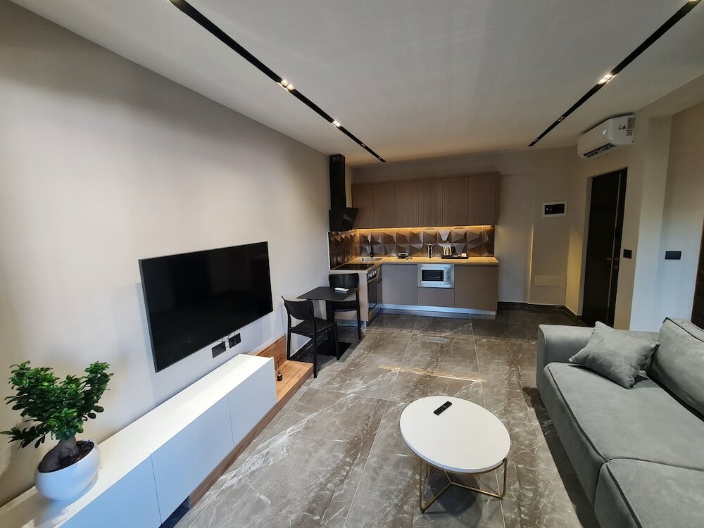 Фото La Mirage Suites & Apartments