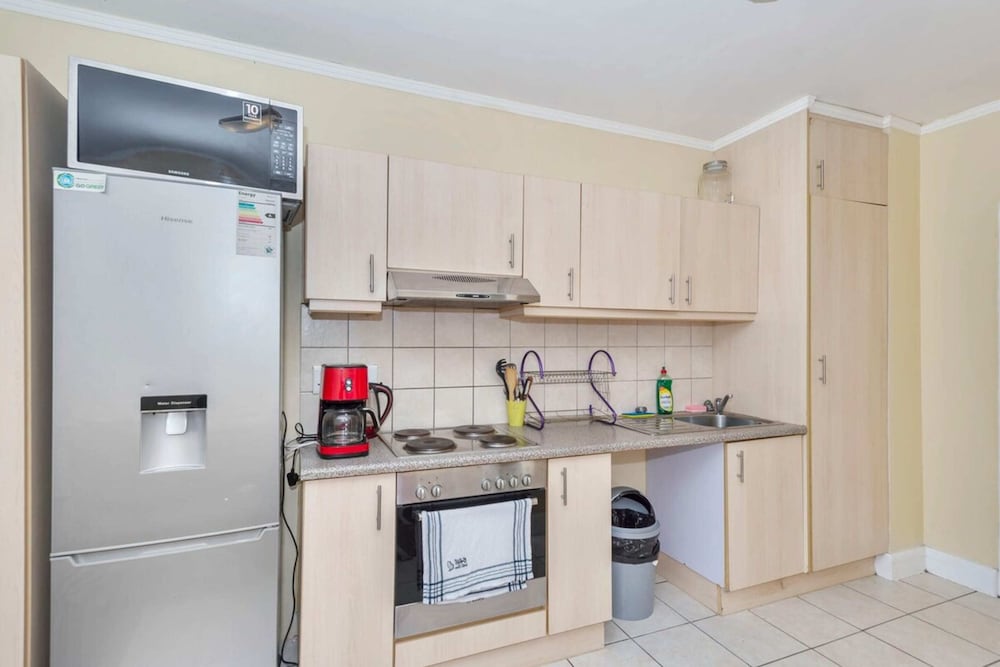 Фото Bright Studio Apartment w Stunning Roof-top Pool