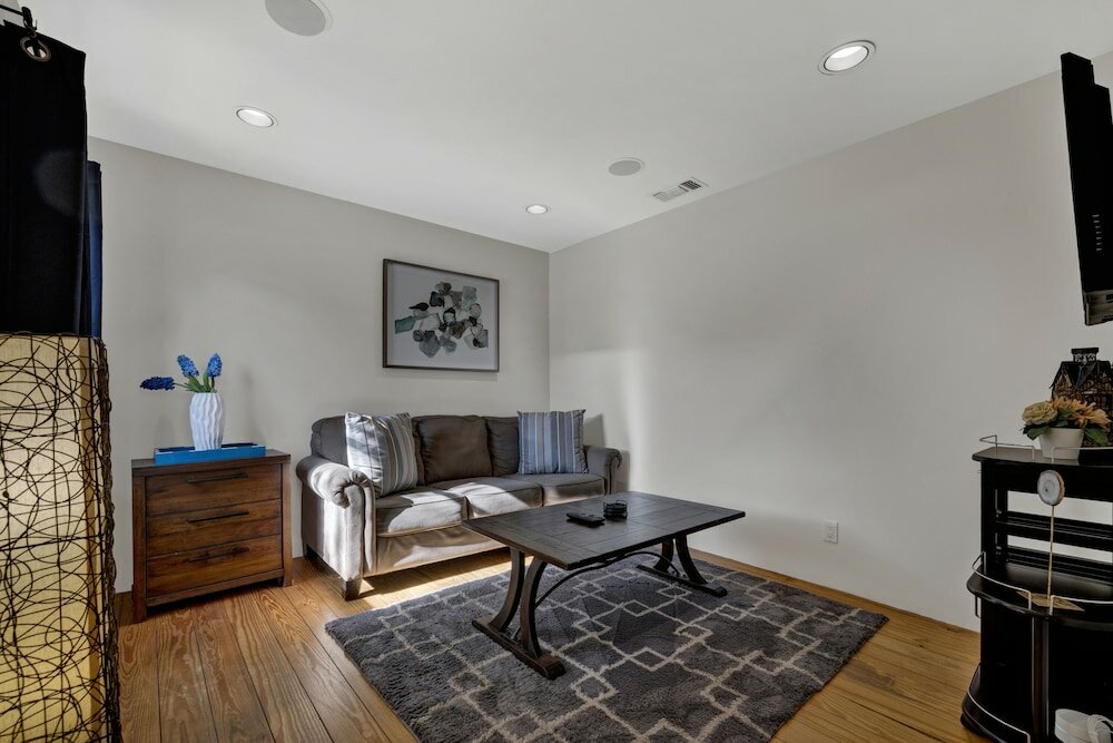 Фото Guest Quarters - 2 Blocks to Main Street!