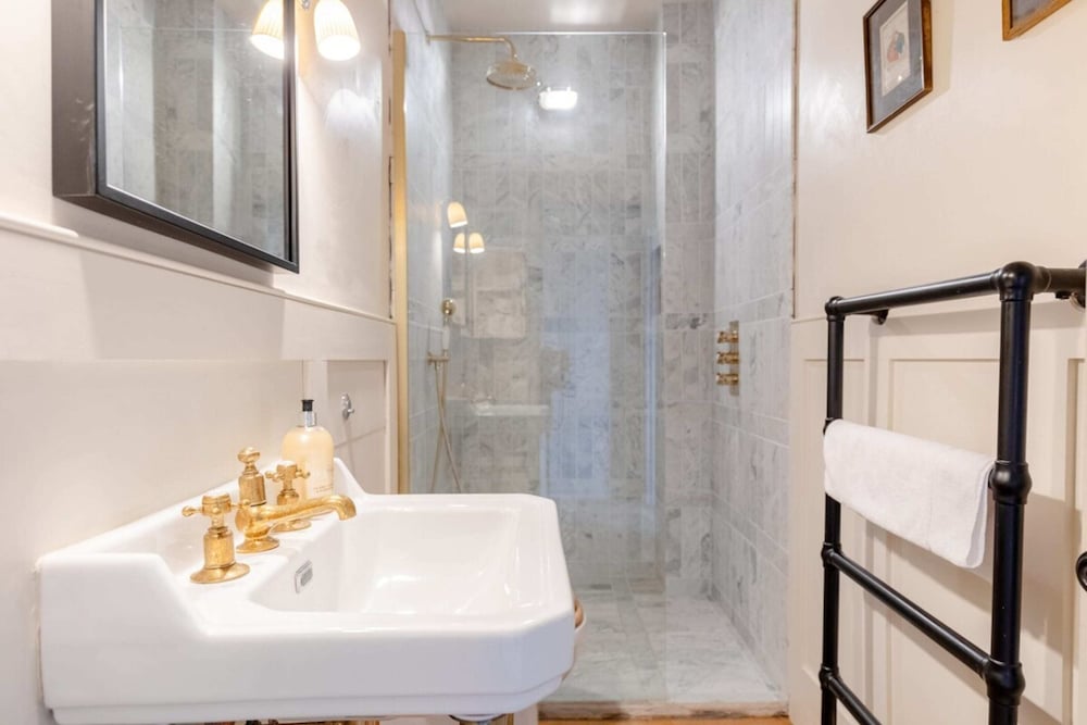 Фото Spacious & Elegant 2bd Victorian Flat - Islington!