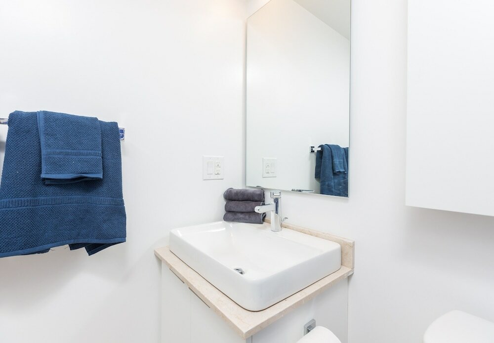 Фото Downtown-CN Tower-Jays