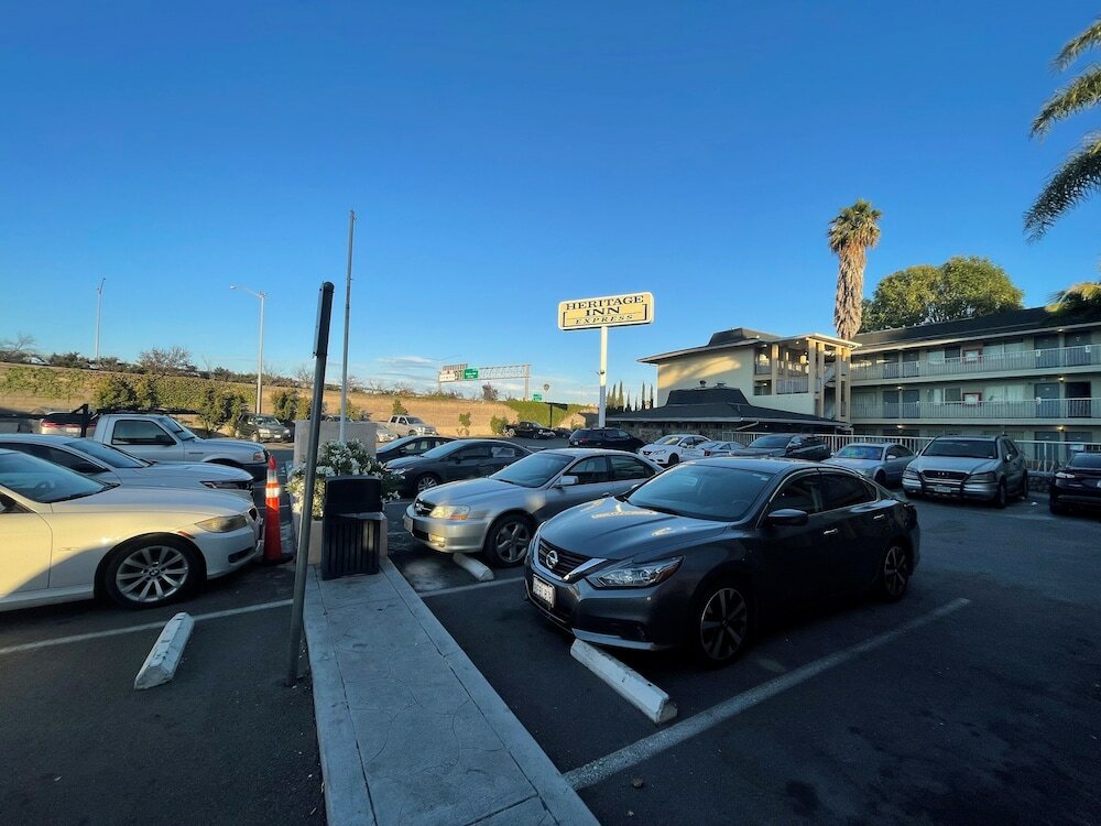 Фото Heritage Inn Express Hayward