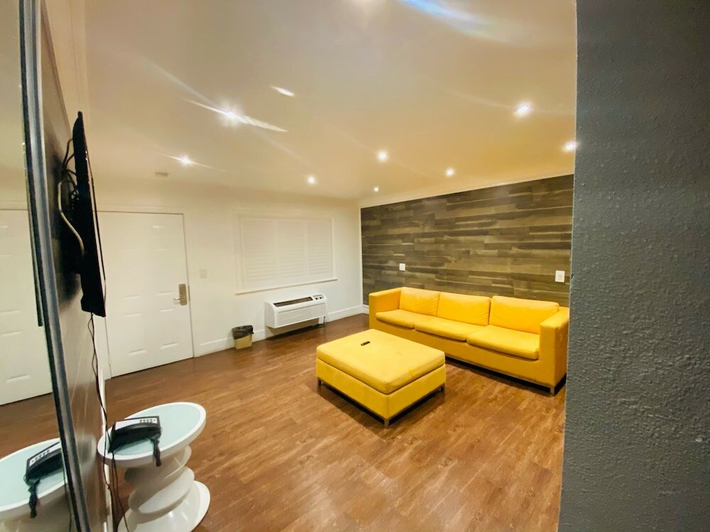 Фото Casa Blanca Inn & Suites