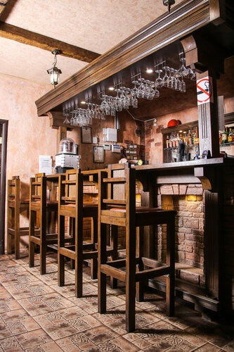 Мен дос қызымды қонақүй бөлмесінде желіде сиқыттым.