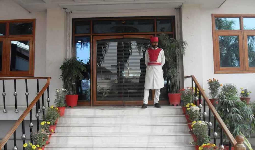 Фото Adb Rooms Hotel Surabhi International