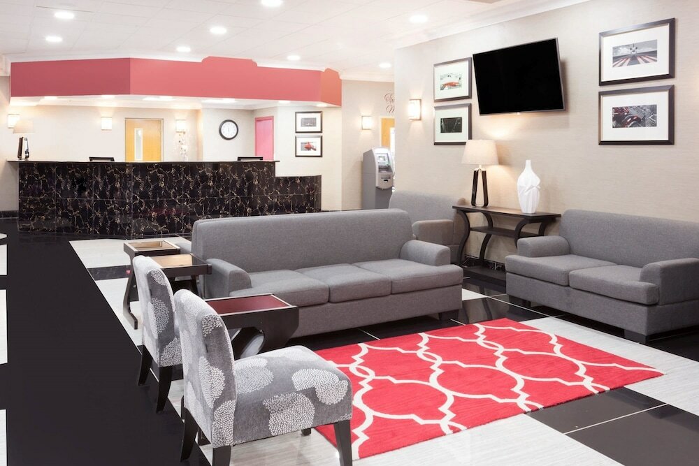 Фото Ramada Plaza by Wyndham Chicago North Shore