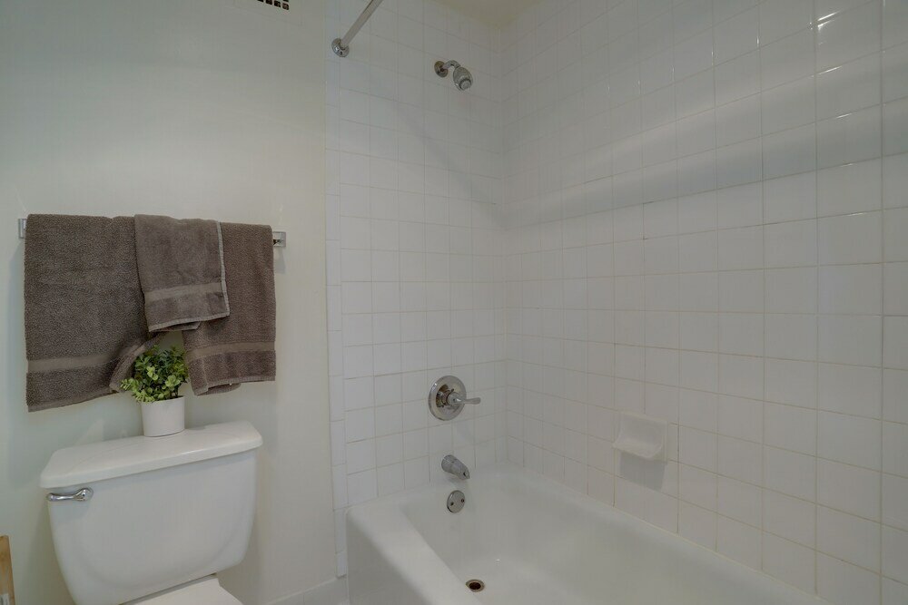 Фото Spacious Apt Crystal City With Gym