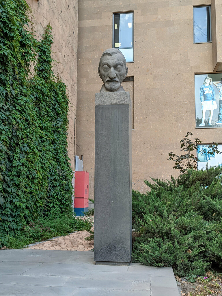 Monument, memorial Bust of architect Alexander Tamanian, Yerevan, photo