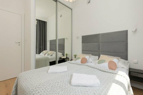 Sweet Mariensztat Apartment by Renters