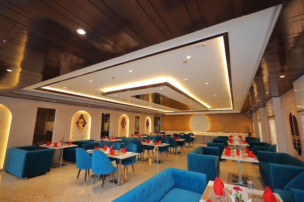 Фото Hotel Taj Crown Plaza