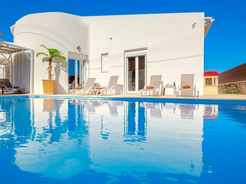 Гостиница Sky Beachfront Villa With Private Pool в Скалете