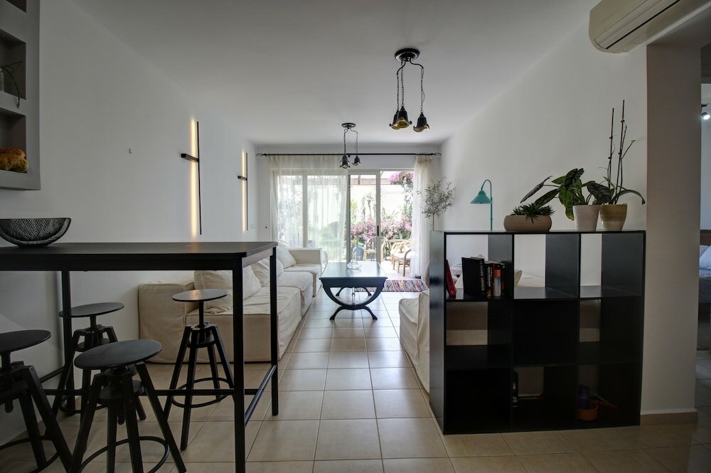 Фото 1 Bedroom Apartment on Beach Elias Upper