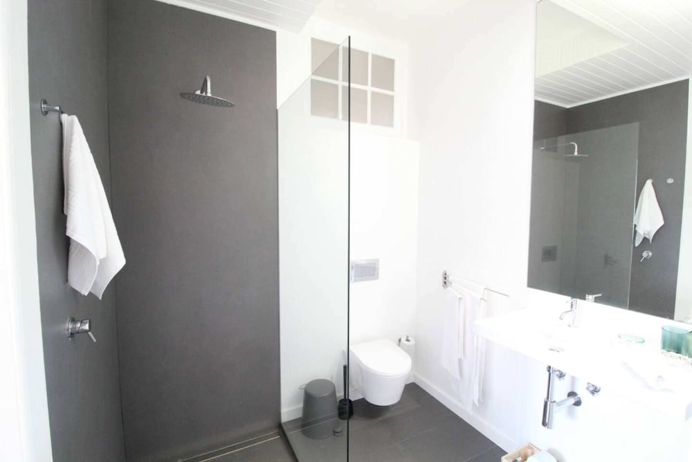 Фото Lovely Bedroom With Patio in Lisbon