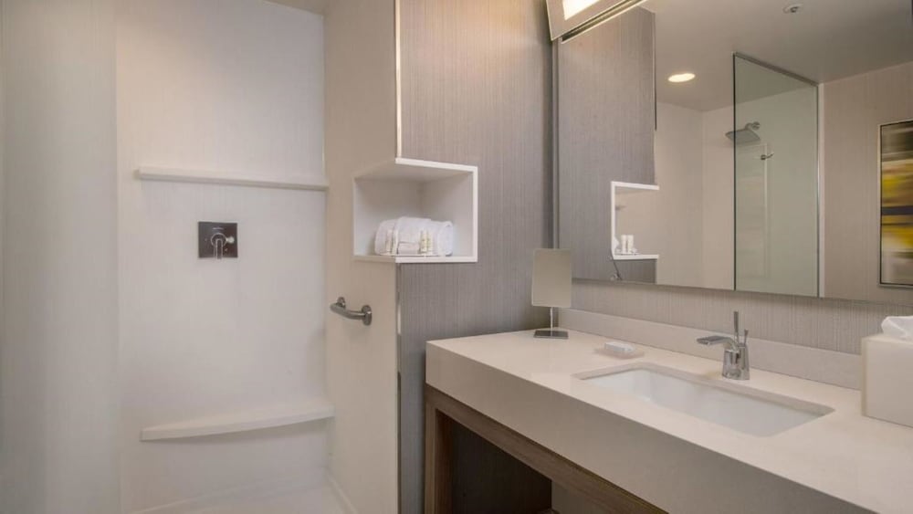 Фото Courtyard by Marriott Wayne Fairfield