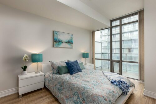 Гостиница Bright Sub-Penthouse on Bay St в Торонто
