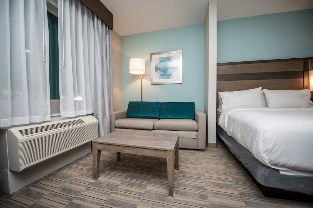 Фото Holiday Inn Express & Suites Lake Charles South Casino Area, an Ihg Hotel