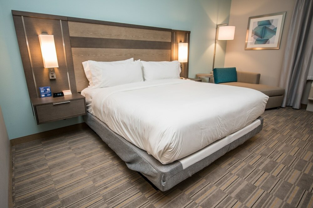 Фото Holiday Inn Express & Suites Lake Charles South Casino Area, an Ihg Hotel