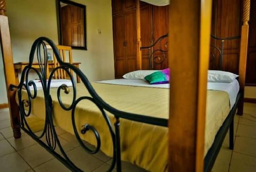 Фото Entebbe Vine Inn