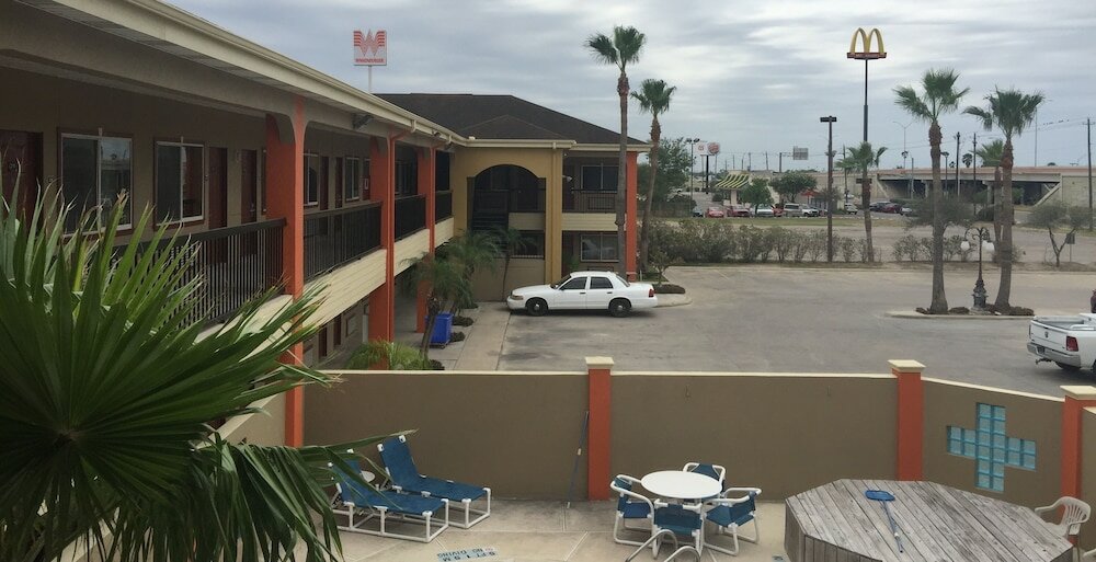 Фото Texas Inn and Suites City Center at University Dr