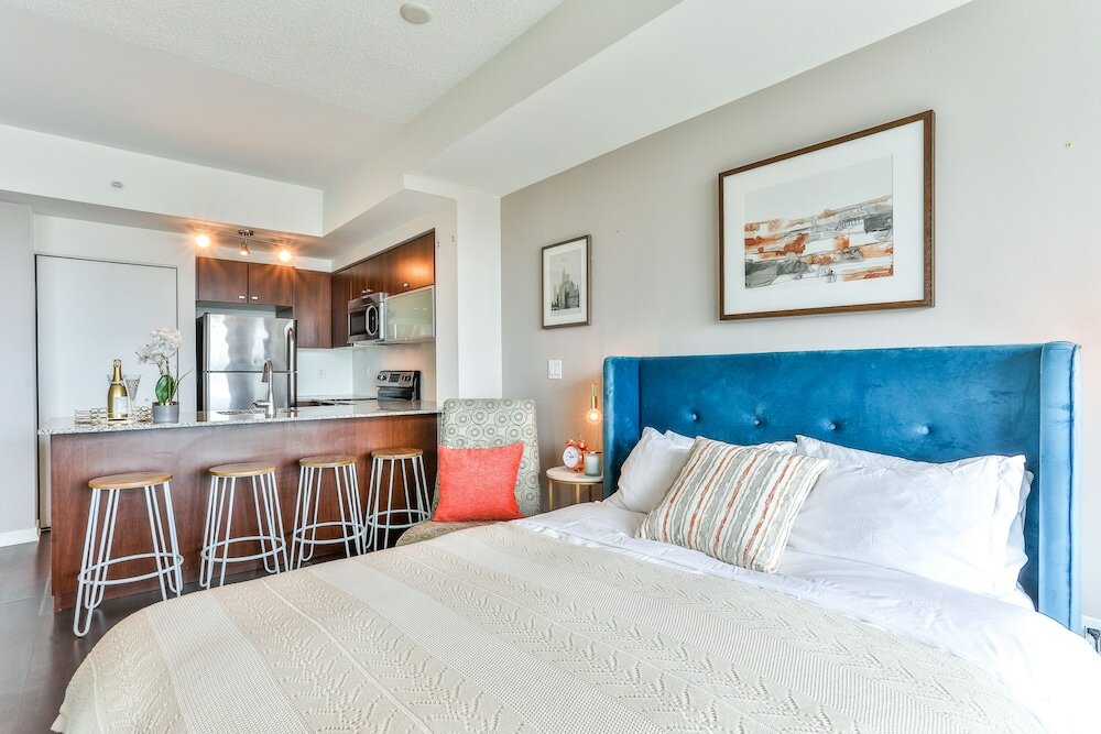 Фото Liberty Village Condo w Parking