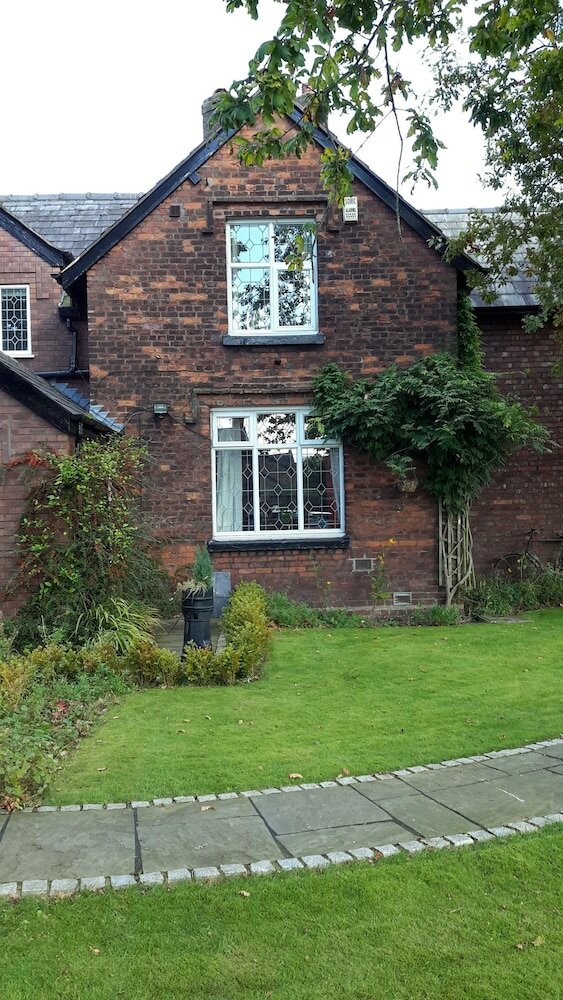 Фото The School House