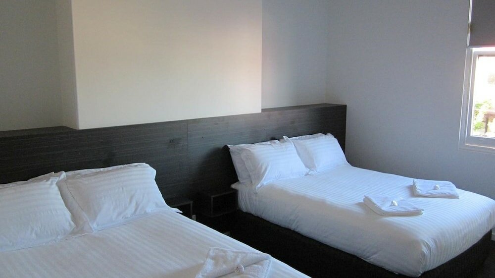 Фото Queens Head Hotel