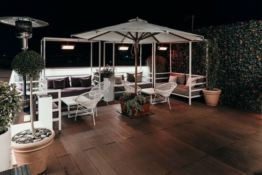 Фото The Independent Hotel