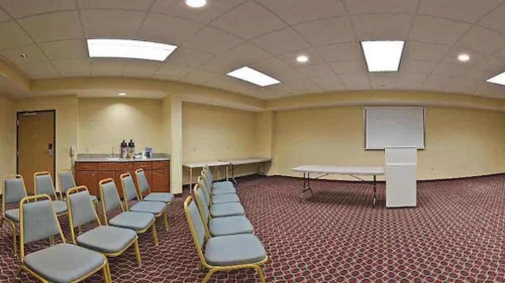 Фото Holiday Inn Express & Suites Grenada