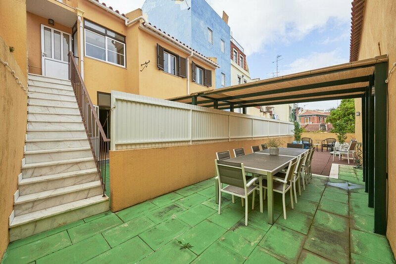 Гостиница Renovated and Spacious Duplex Apartment With Patio, by TimeCooler в Лиссабоне