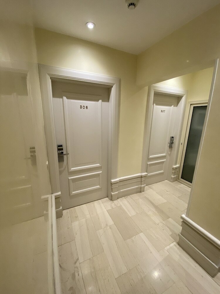 Фото The Red Bricks Hotel