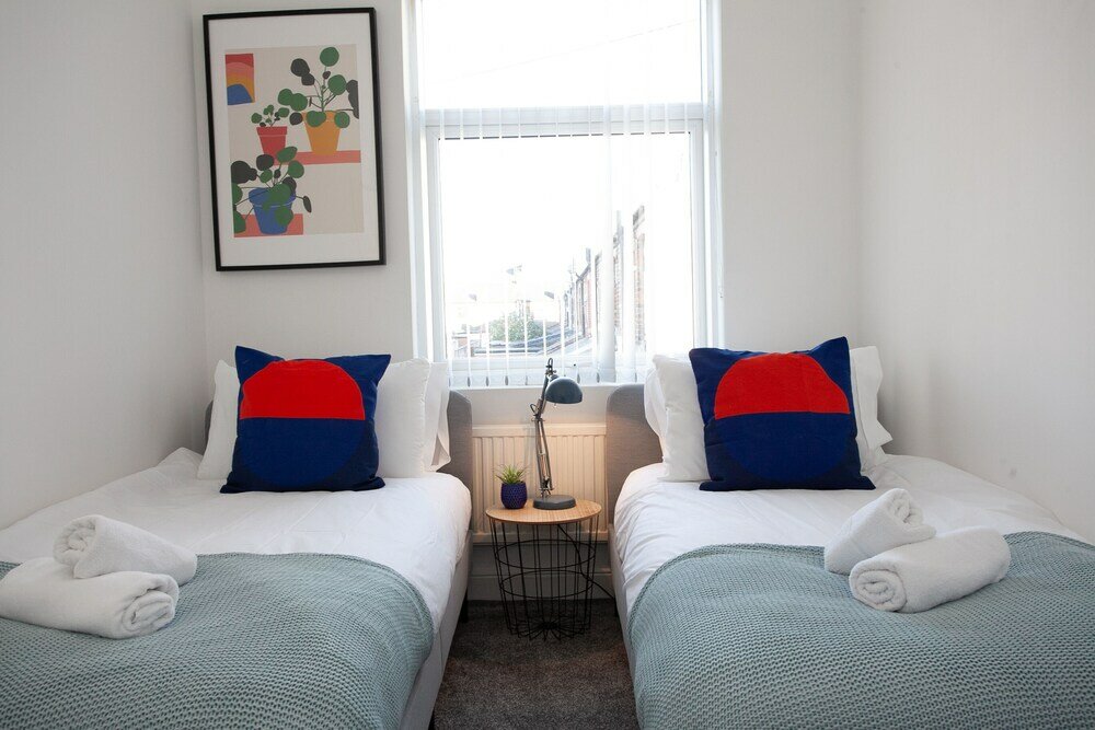 Фото Salford House