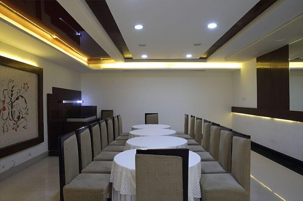 Фото Hotel Nagpal Regency