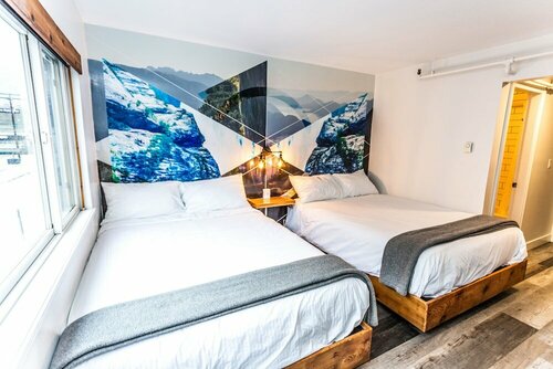 Гостиница Crash Hotel Squamish