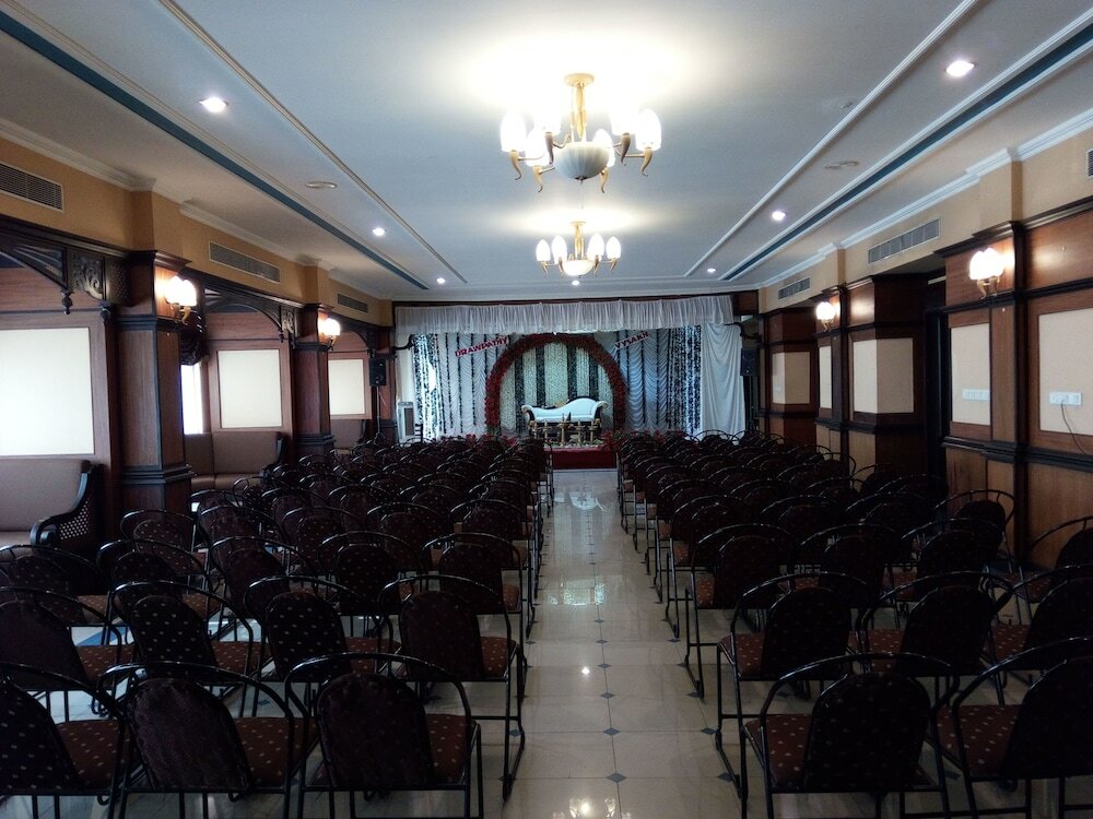 Фото Hotel Kanoos Residency