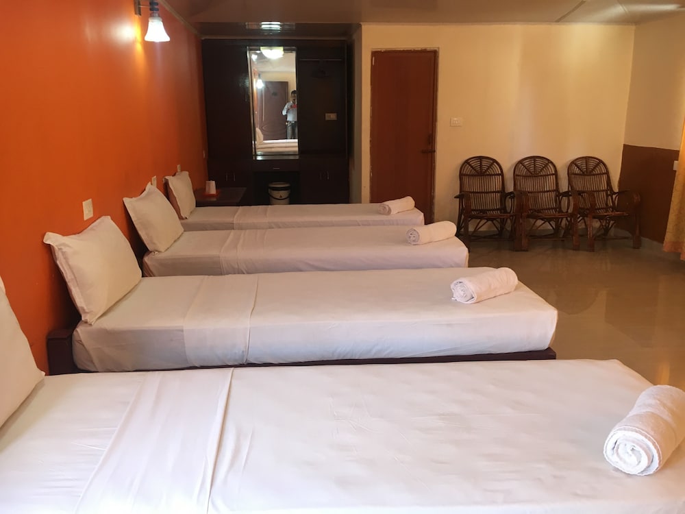 Фото New Kovalam Beach Hotel