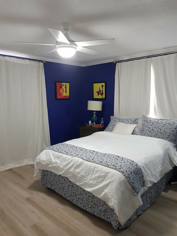 Фото New Kingston Apt at Kensington Court