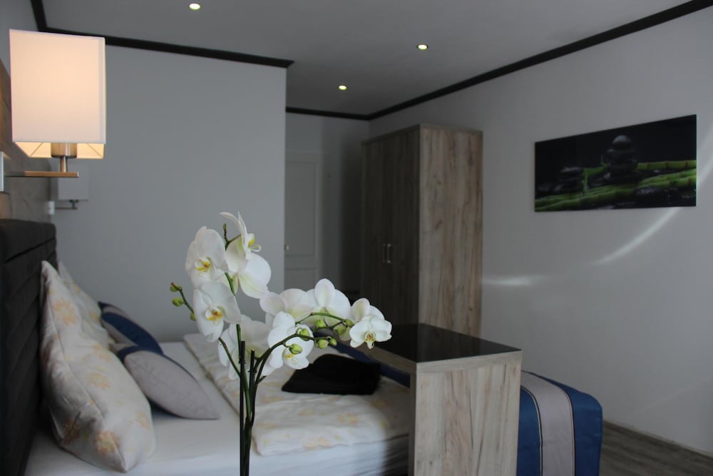 Фото Hotel Zum Halbmond