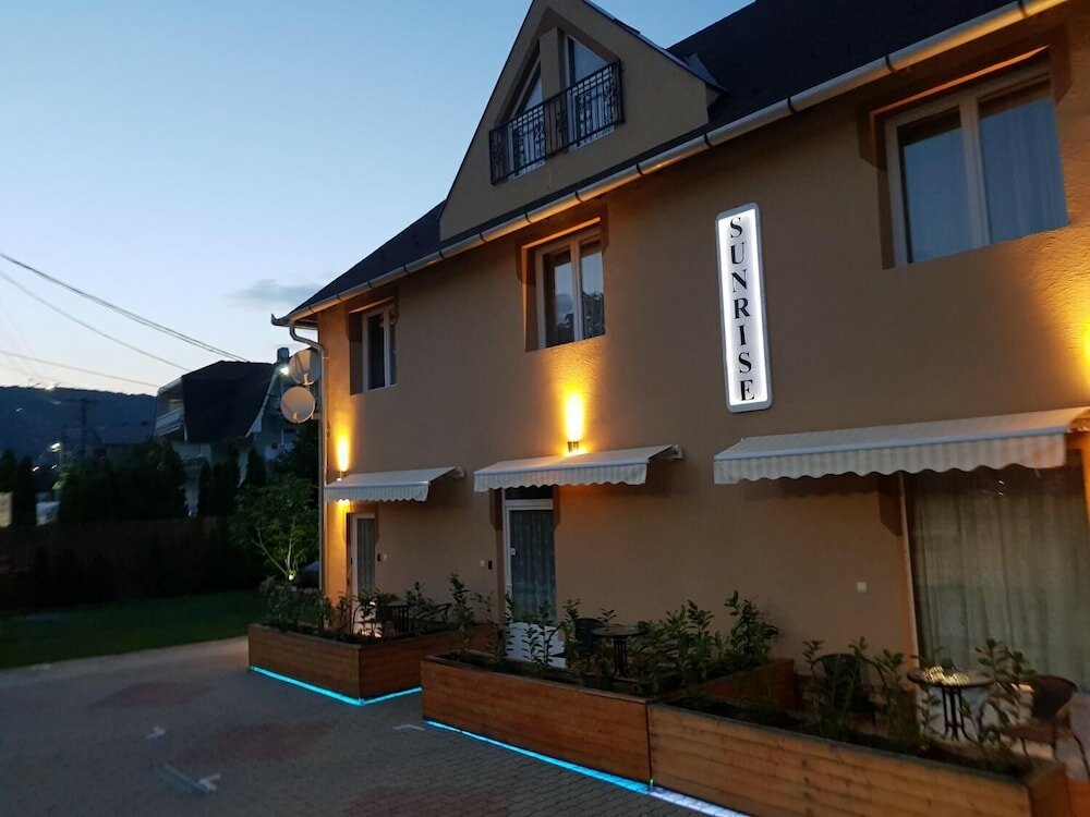 Фото Sunrise Apartmanház