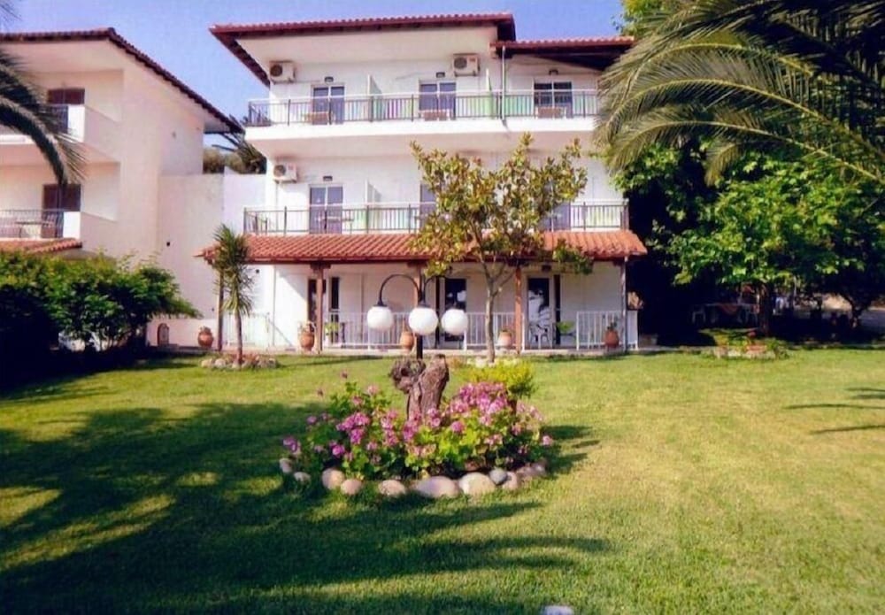 Фото отеля 1