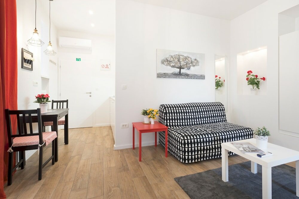 Фото Cute Studio With Beautiful Balcony in the Center!