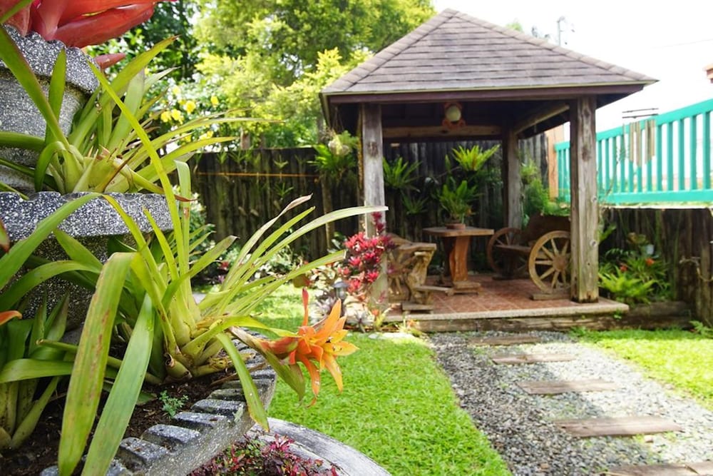 Фото Charming Tagaytay Vacation Home