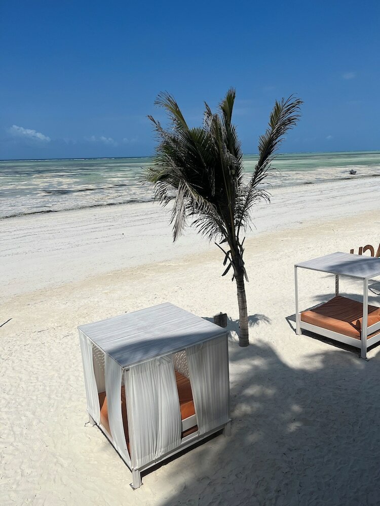 Фото Tiki Beach Club and Resort