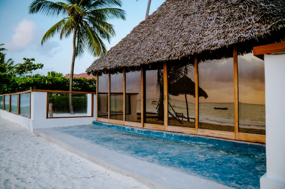 Фото Tiki Beach Club and Resort