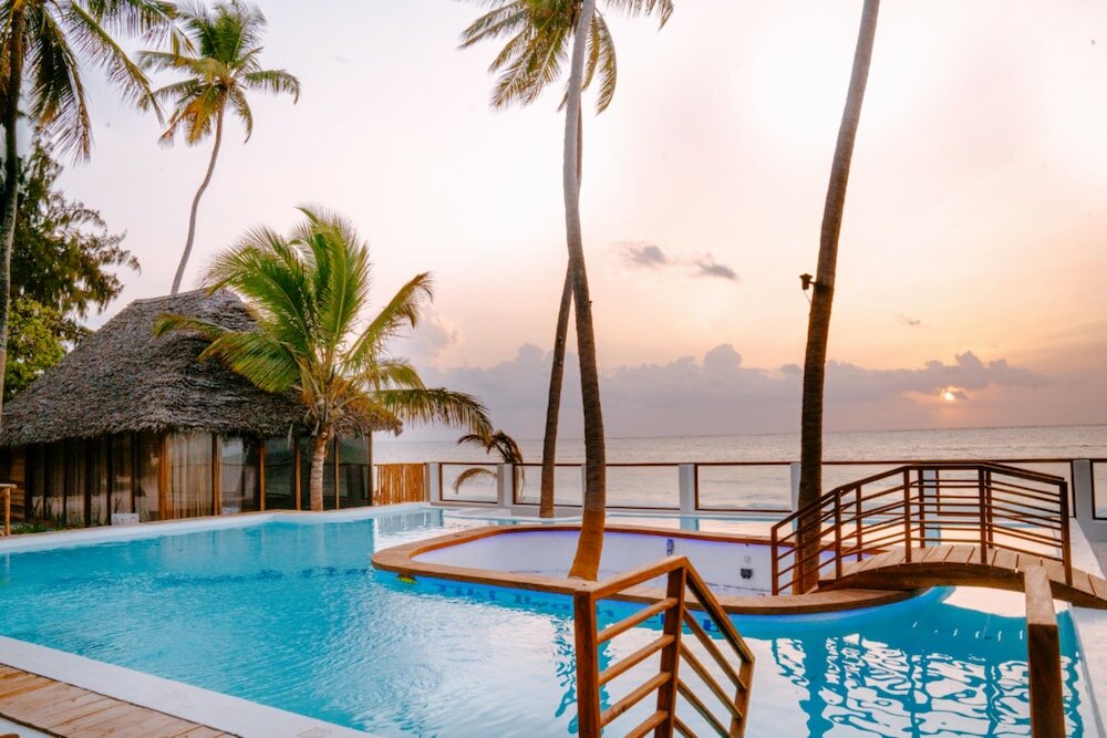 Фото Tiki Beach Club and Resort